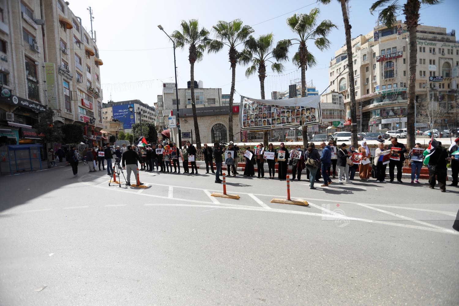جانب من السلسلة البشرية المنددة بمجازر الاحتلال الإسرائيلي (تصوير: محمد أبو زيد/وفا)